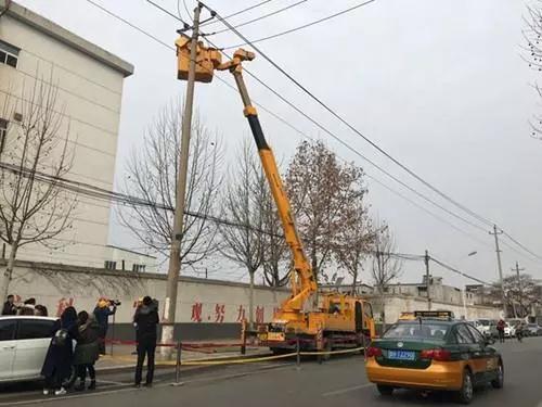 圖為:濟寧為空氣源熱泵電鍋爐電暖氣等清潔采暖用戶進行電網(wǎng)升級改造施工現(xiàn)場照片 圖為:濟寧為空氣源熱泵電鍋爐電暖氣等清潔采暖用戶進行電網(wǎng)升級改造施工現(xiàn)場照片